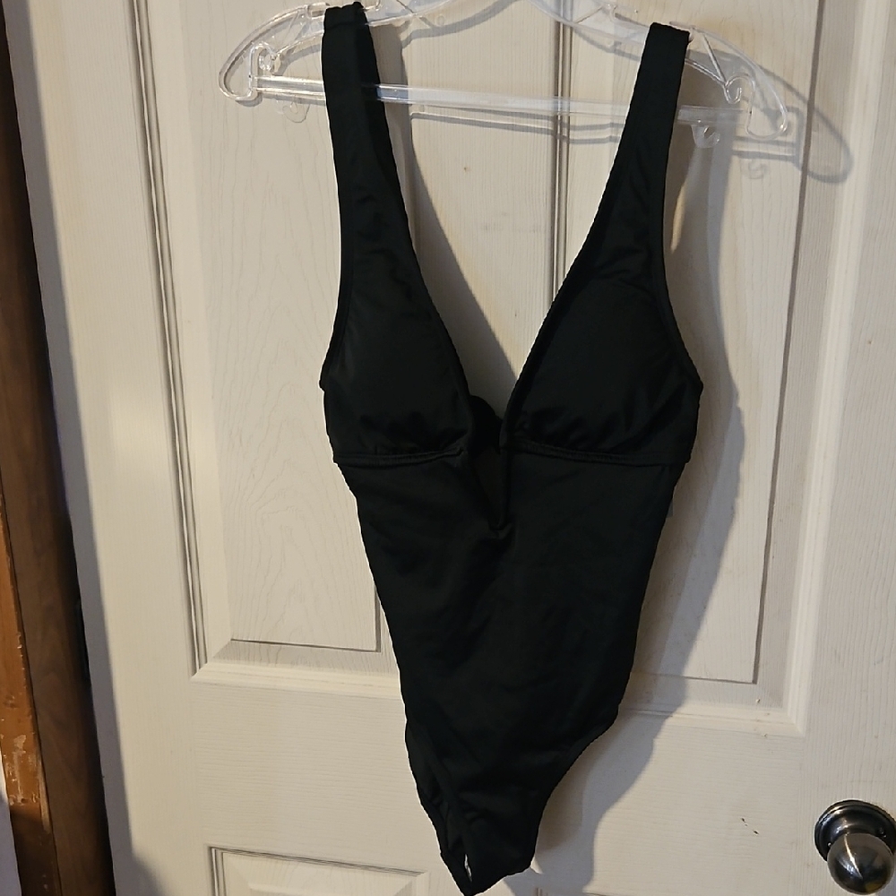 SHADE & SHORE BLACK DEEP V ONE PIECE SWIMSUIT: NEW WITH TAGS: SIZE XS